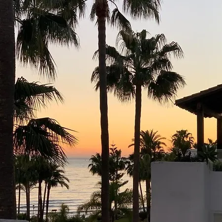 Апартаменты Puente Luxury Penthouse, Beachside & Sea Views *