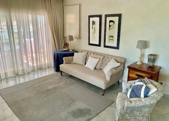 شقة Puente Luxury Penthouse, Beachside & Sea Views