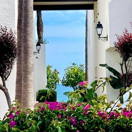 Puente Luxury Penthouse, Beachside & Sea Views 마르베야